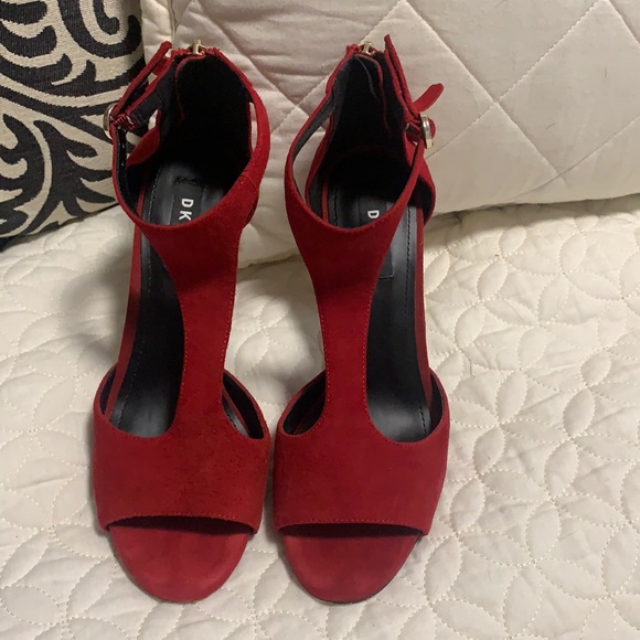 DKNY HEALS - Picture 2 of 5